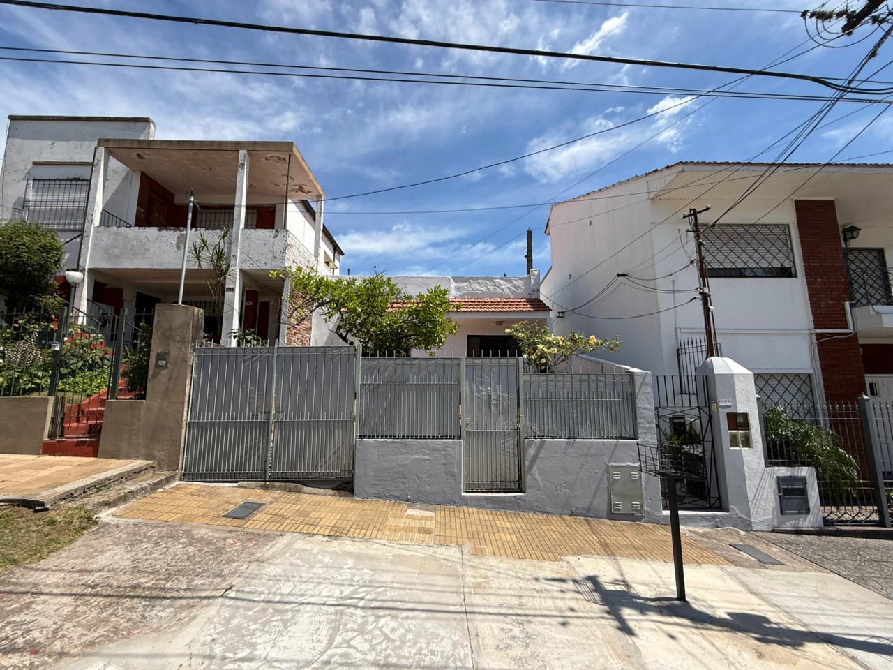 alquiler - Casa con patio en Quilmes 