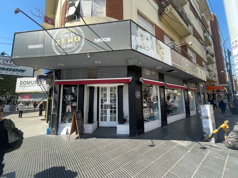 aparopropiedades - Local Comercial sobre Rivadavia a la venta