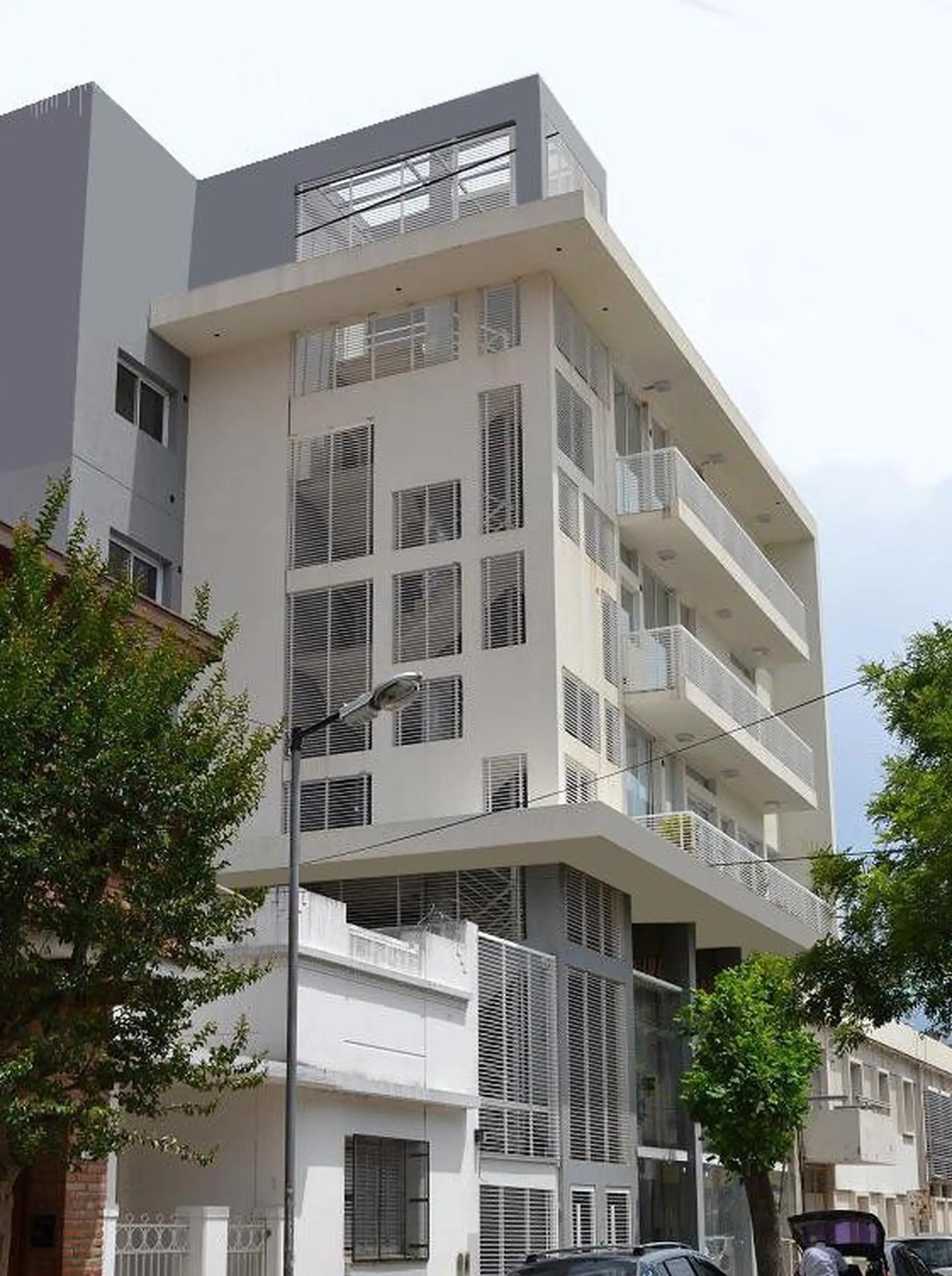 alquiler - Departamento de 2 ambientes en Bernal centro con cochera
