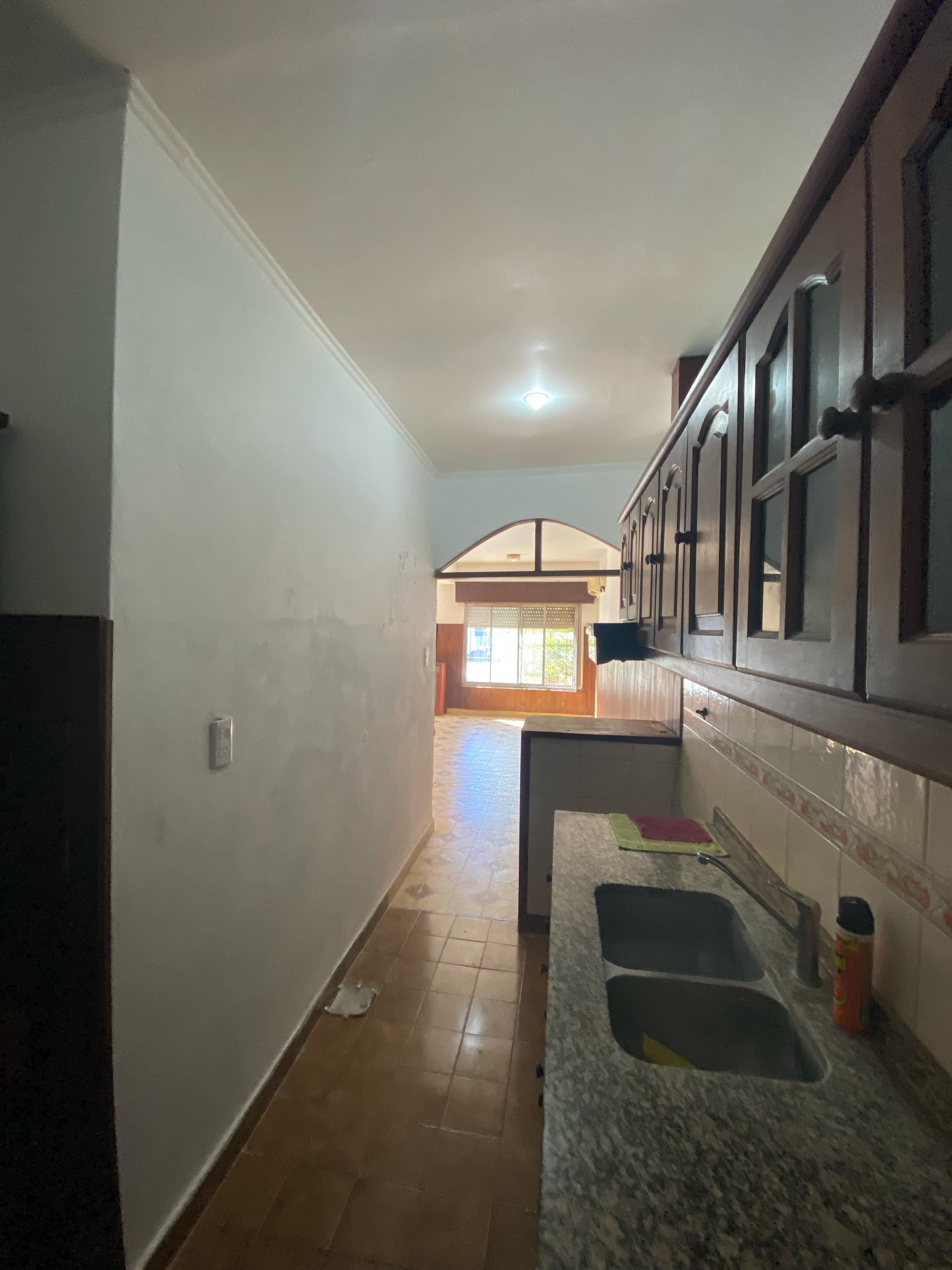 aparopropiedades - Casa 5 Ambientes con Cochera y Fondo Libre con Piscina en Berazategui