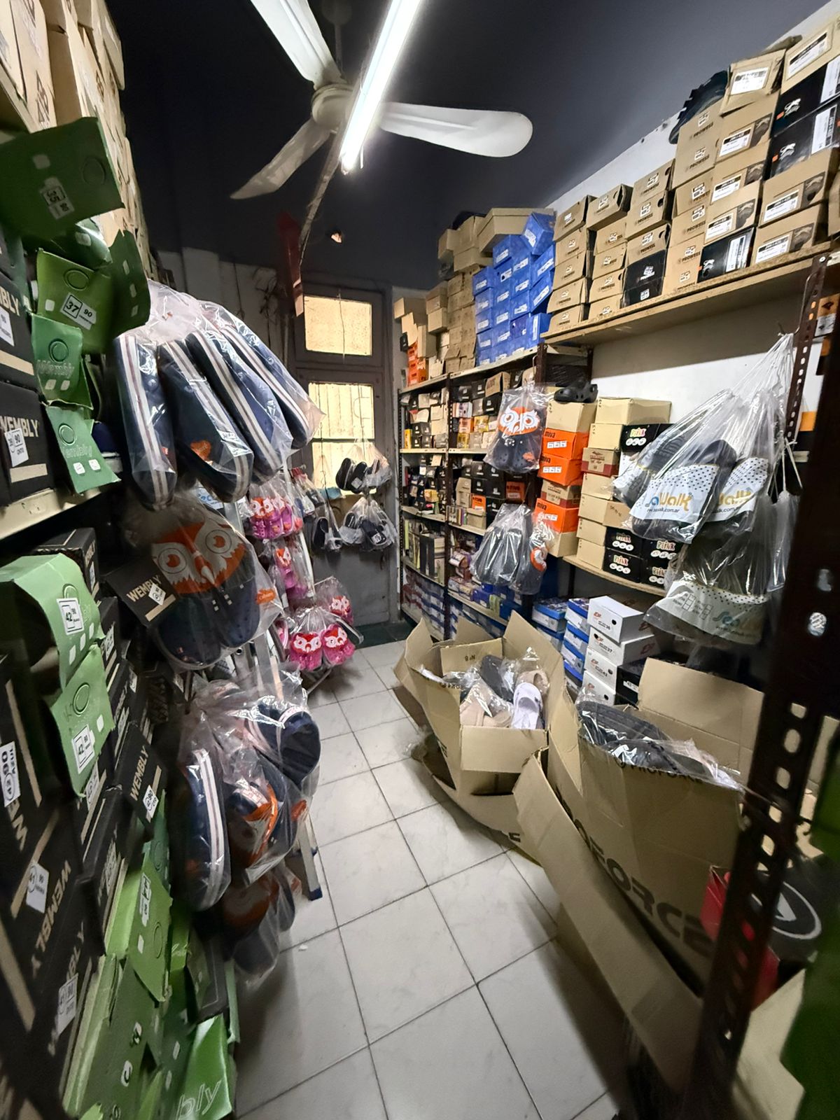 aparopropiedades - Local comercial sobre Rivadavia