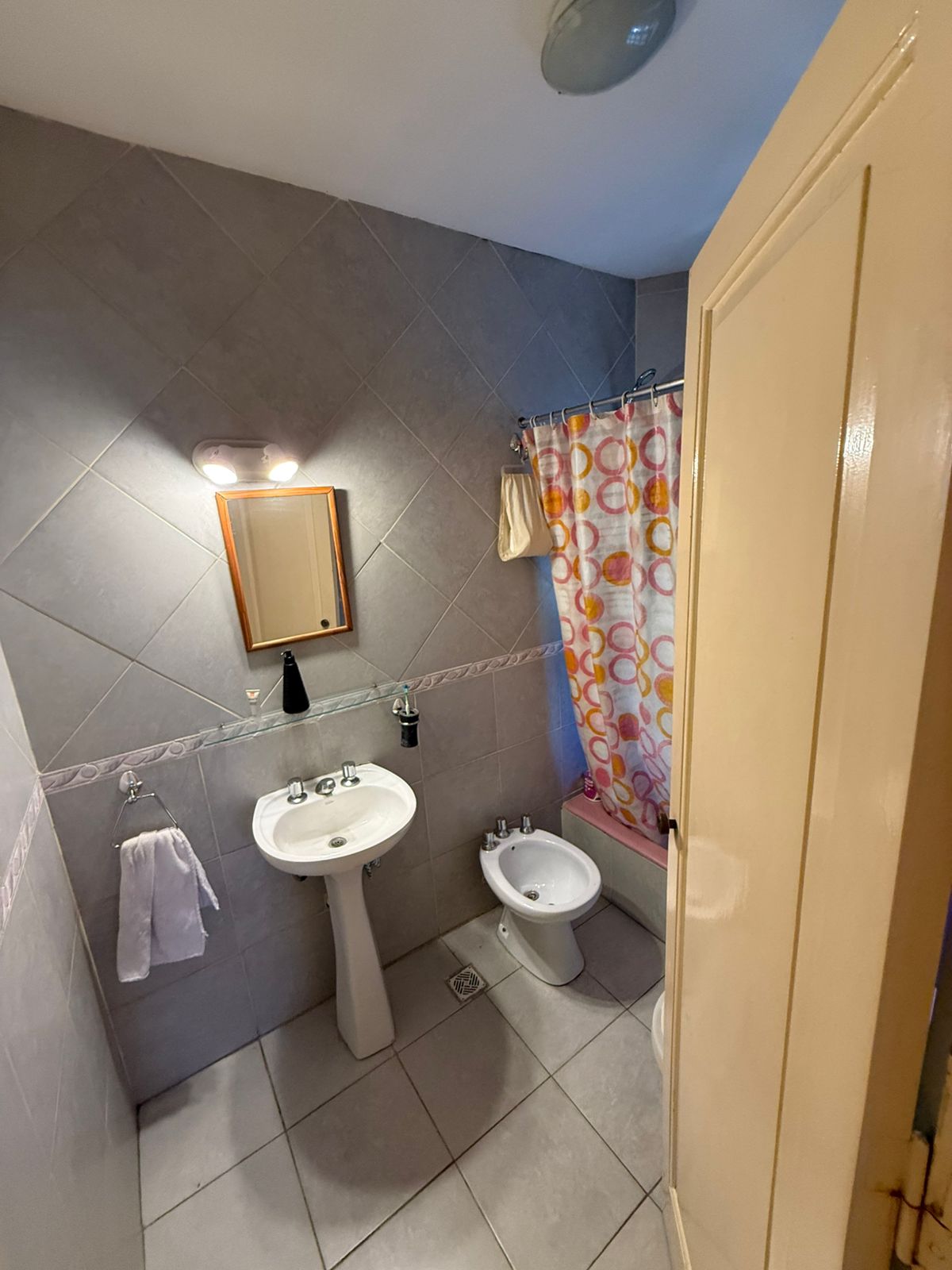 aparopropiedades - Casa en zona Residencial de Quilmes a la venta