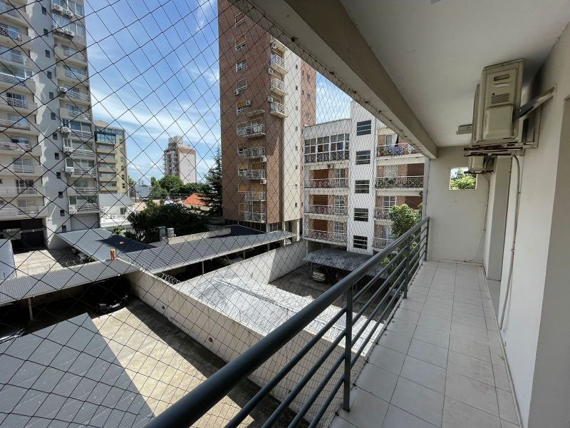 aparopropiedades - Departamento de 3 ambientes con cochera a la venta