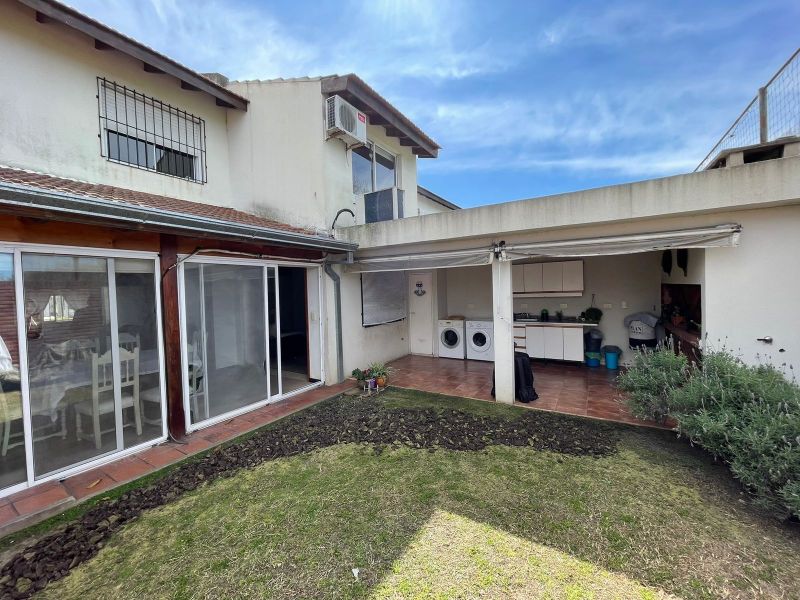 aparopropiedades - Casa en el Barrio Coperativo de Quilmes en venta