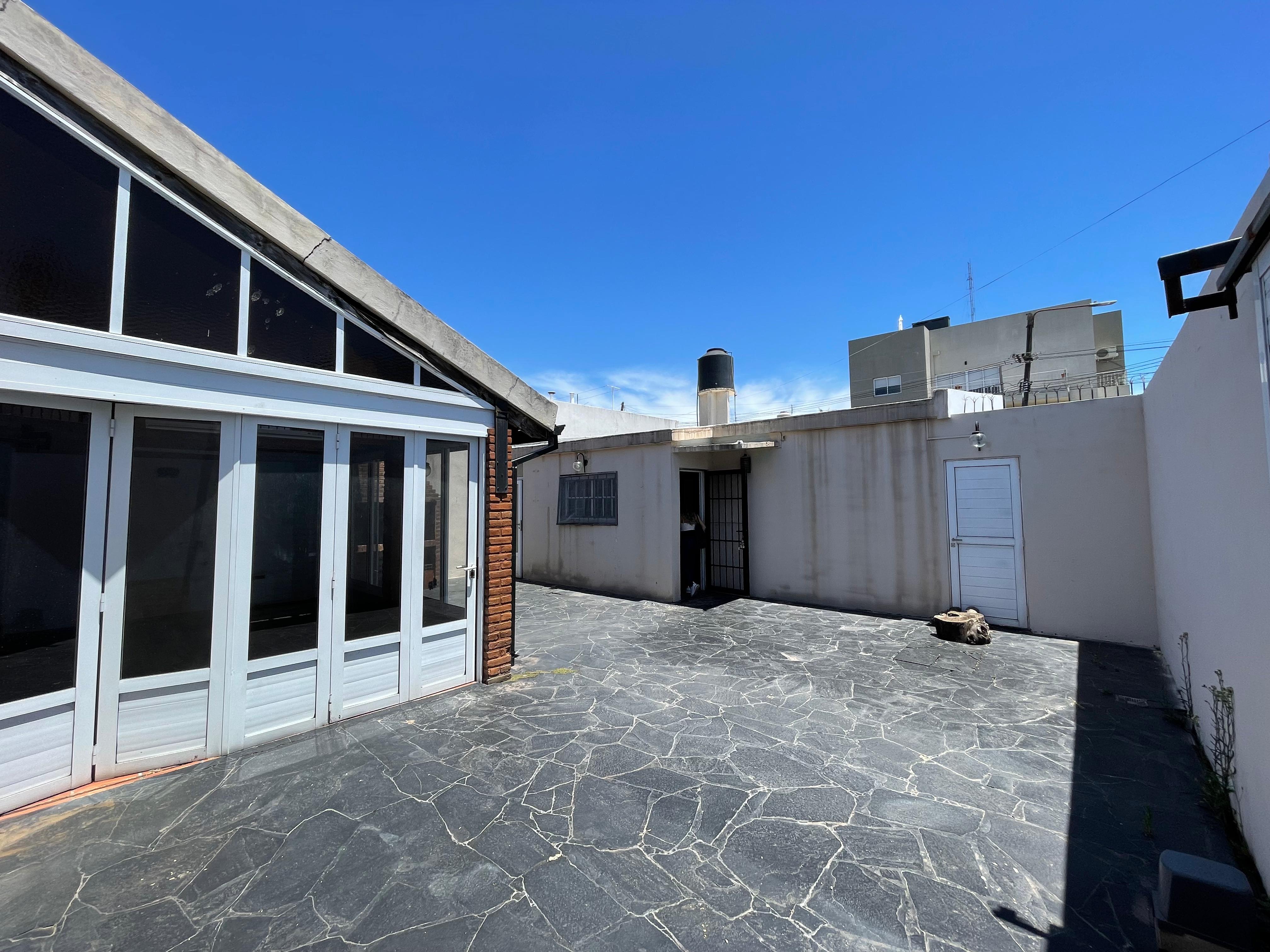 aparopropiedades - Casa a la venta en Quilmes Este 