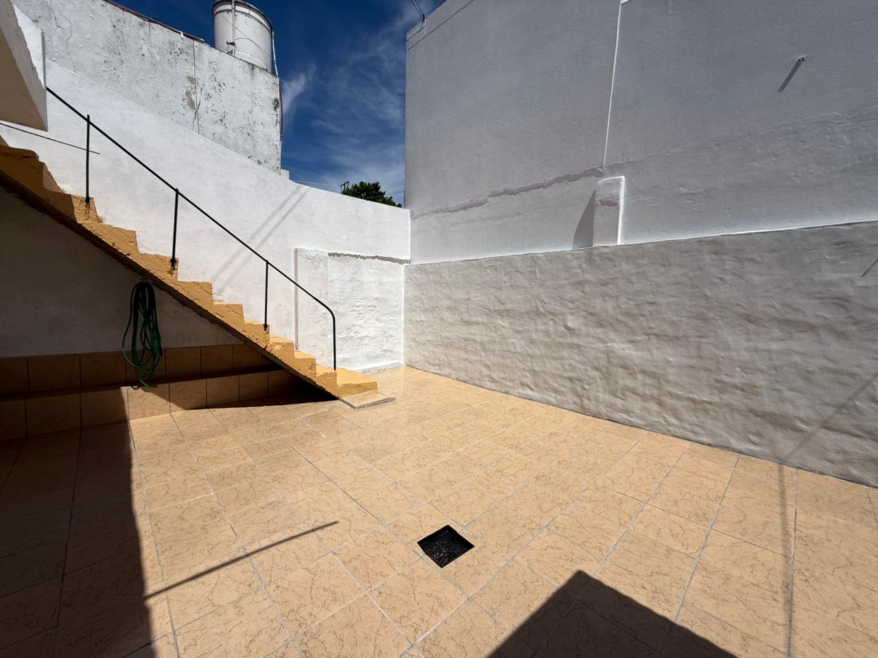 aparopropiedades - Casa con patio en Quilmes 