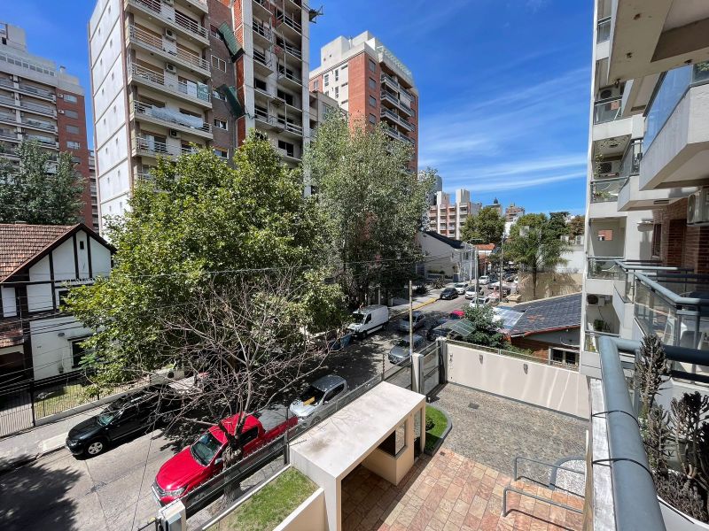 aparopropiedades - Departamento de 3 ambientes con cochera a la venta