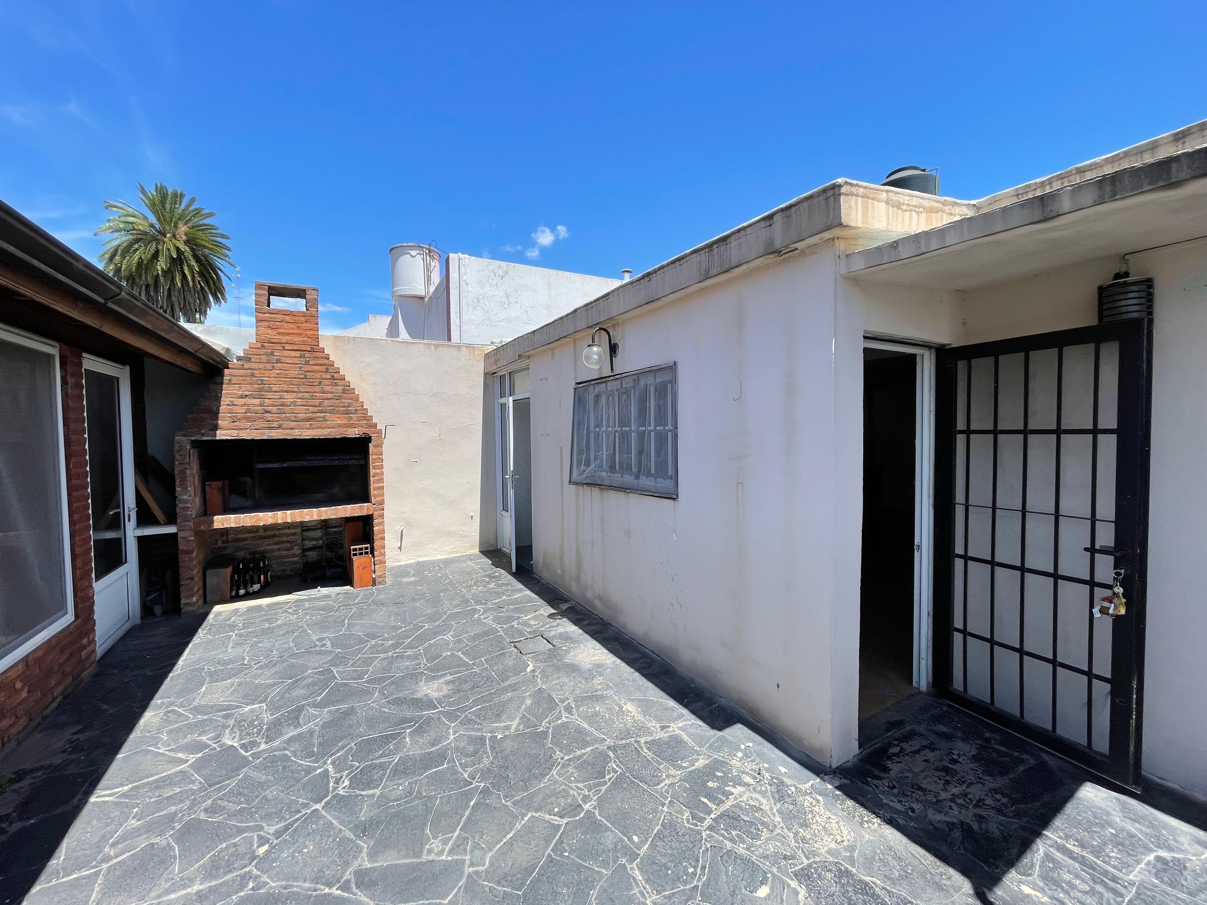 aparopropiedades - Casa a la venta en Quilmes Este 