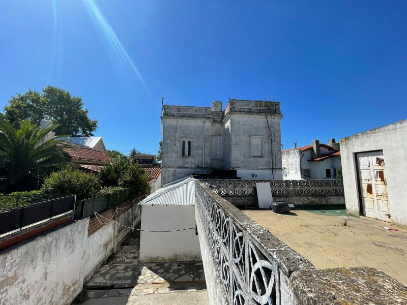 aparopropiedades - Casona sobre dos Lotes de terreno