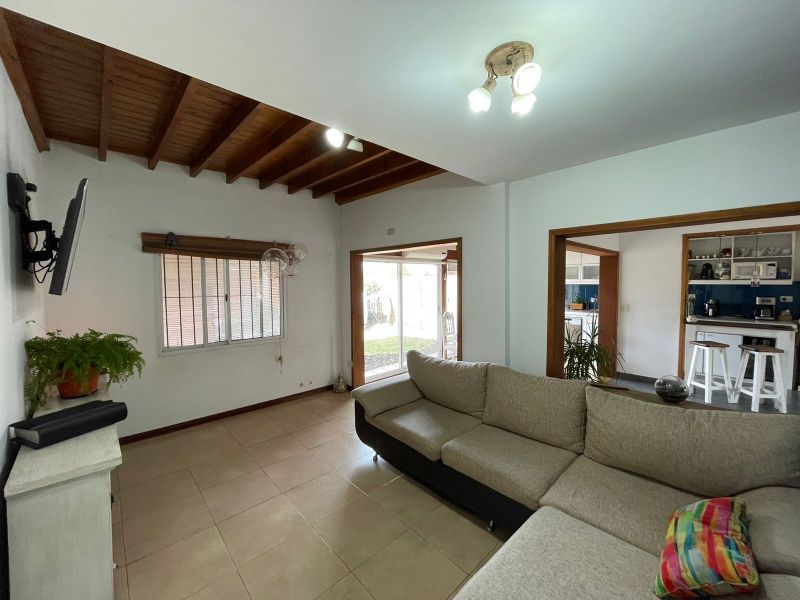 aparopropiedades - Casa en el Barrio Coperativo de Quilmes en venta