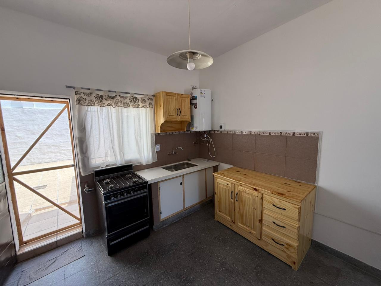 aparopropiedades - Casa con patio en Quilmes 