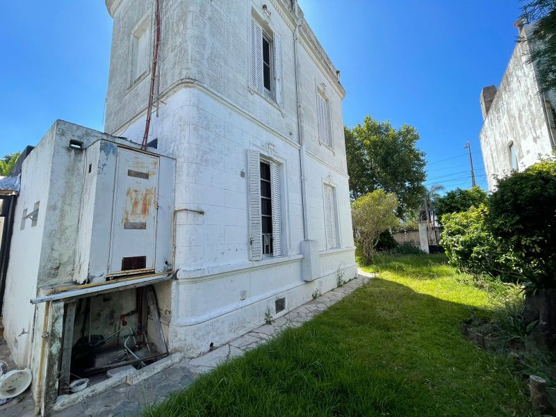 aparopropiedades - Casona sobre dos Lotes de terreno