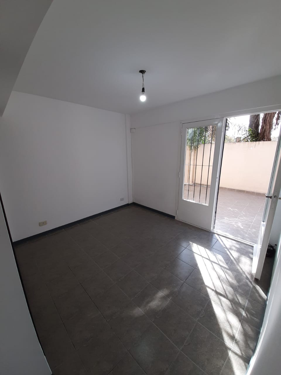 aparopropiedades - Departamento de 2 ambientes con patio 