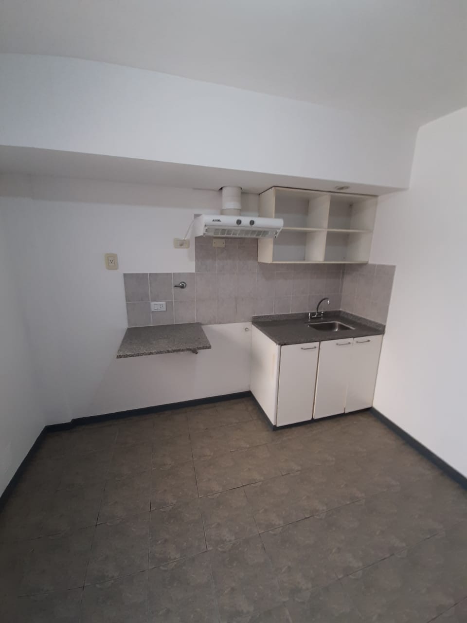 aparopropiedades - Departamento de 2 ambientes con patio 