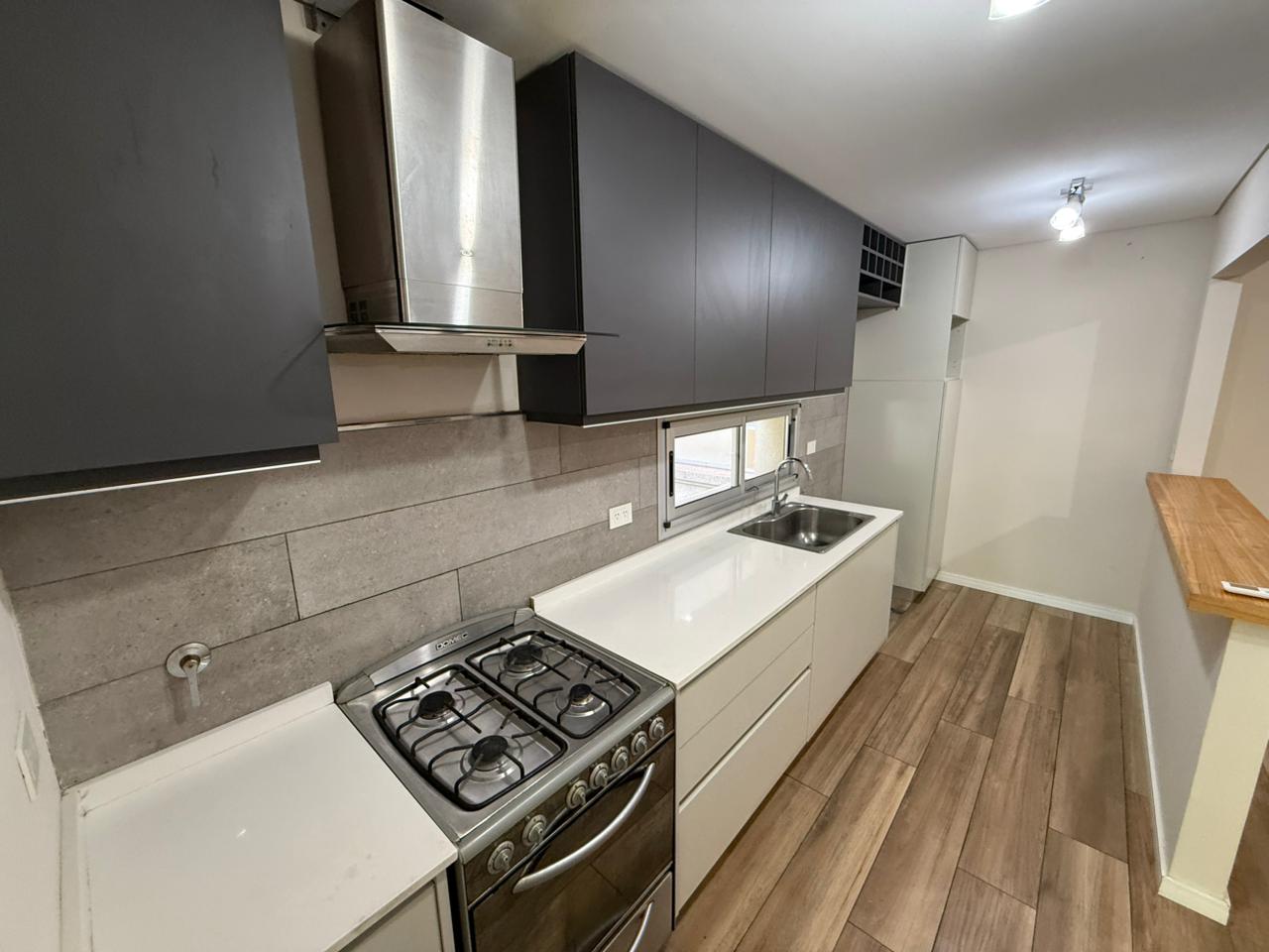 aparopropiedades - Departamento de 2 ambientes con cochera en alquiler en el Complejo Klover Plaza