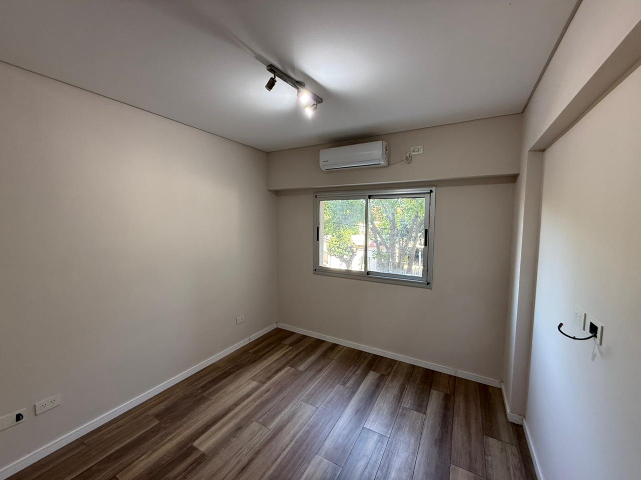 aparopropiedades - Departamento de 2 ambientes con cochera en alquiler en el Complejo Klover Plaza