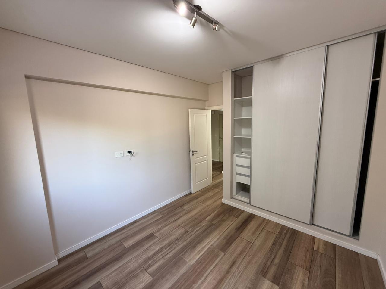 aparopropiedades - Departamento de 2 ambientes con cochera en alquiler en el Complejo Klover Plaza