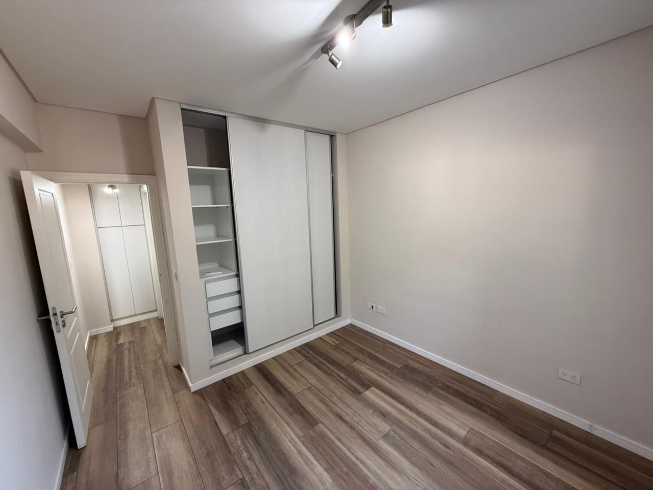 aparopropiedades - Departamento de 2 ambientes con cochera en alquiler en el Complejo Klover Plaza
