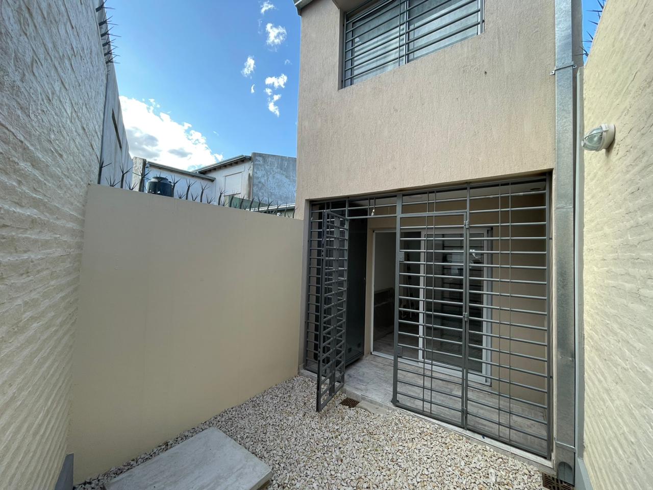 aparopropiedades - Departamento de 3 ambientes con cochera en Ezpeleta