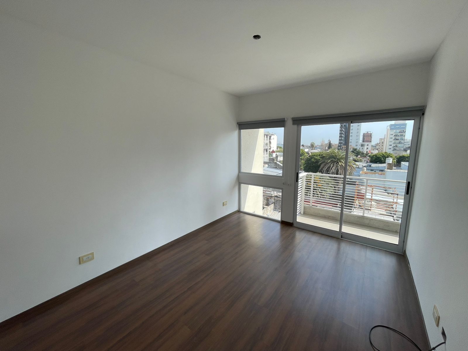 aparopropiedades - Departamento de 3 ambientes con cochera en Bernal centro