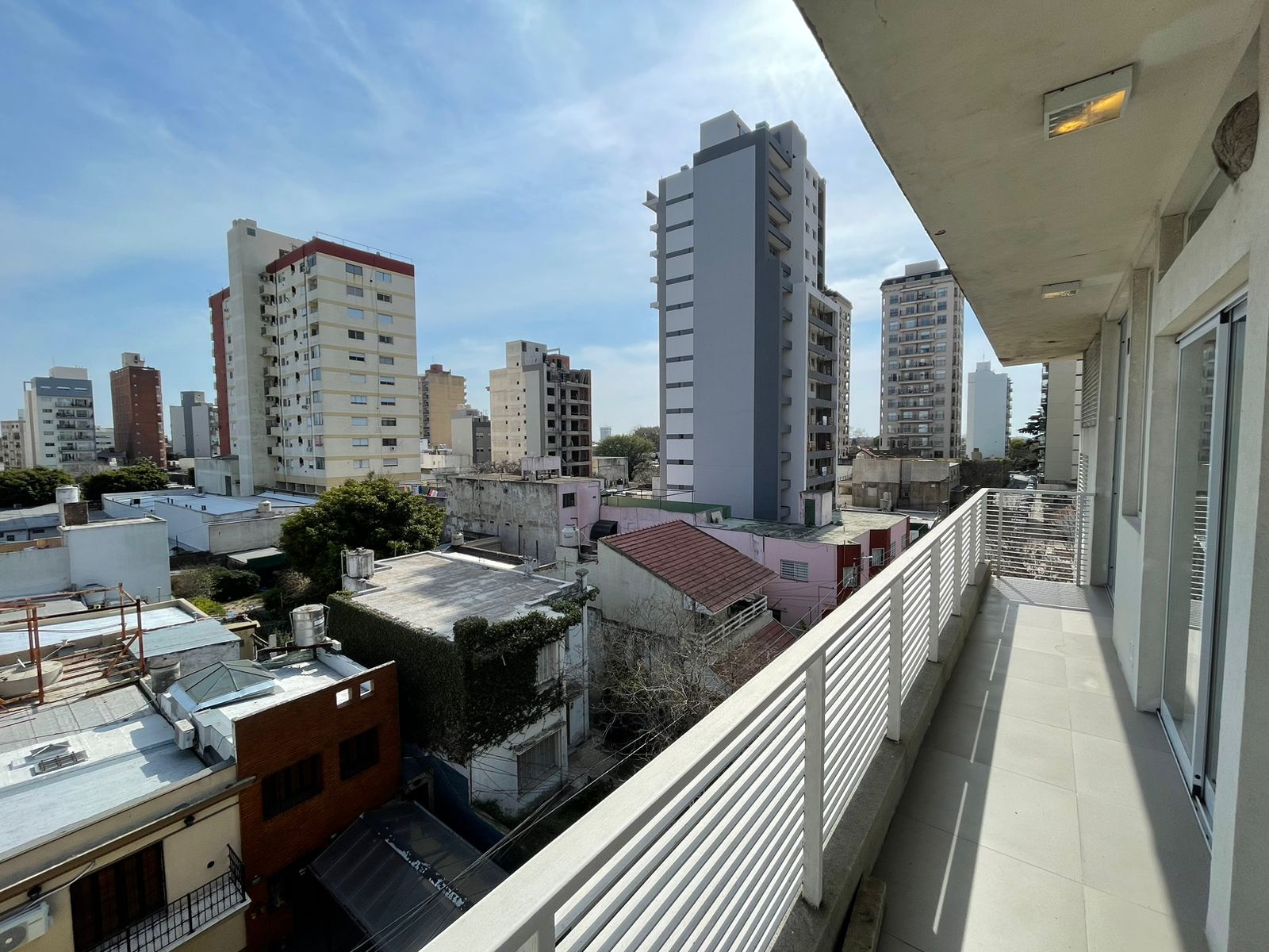 aparopropiedades - Departamento de 3 ambientes con cochera en Bernal centro