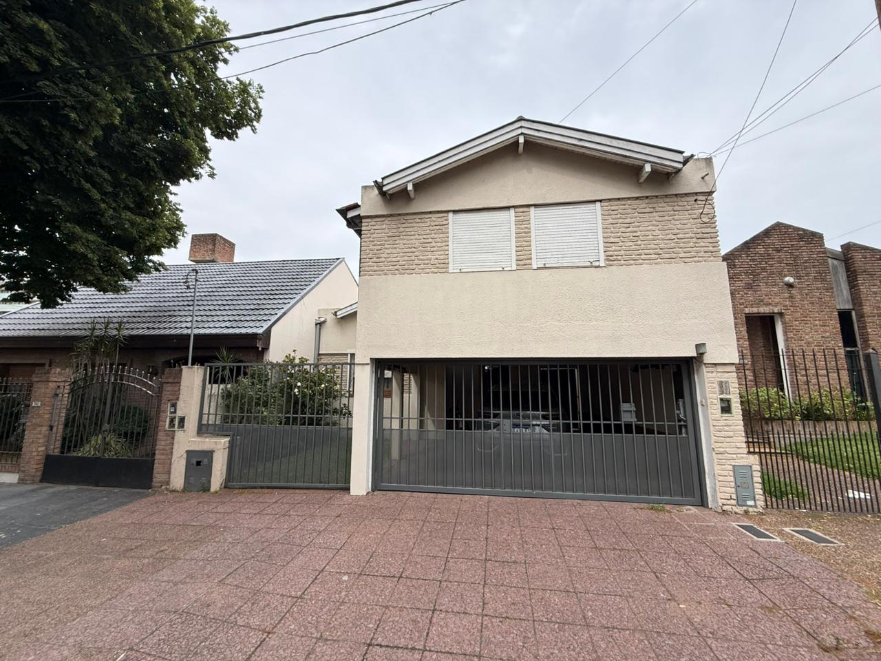 aparopropiedades - Chalet en Quilmes a la venta