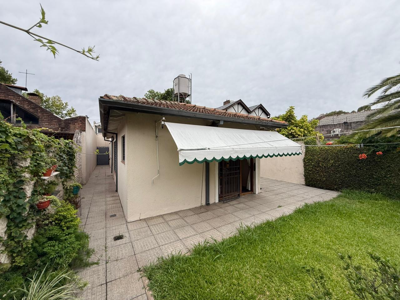 aparopropiedades - Chalet en Quilmes a la venta