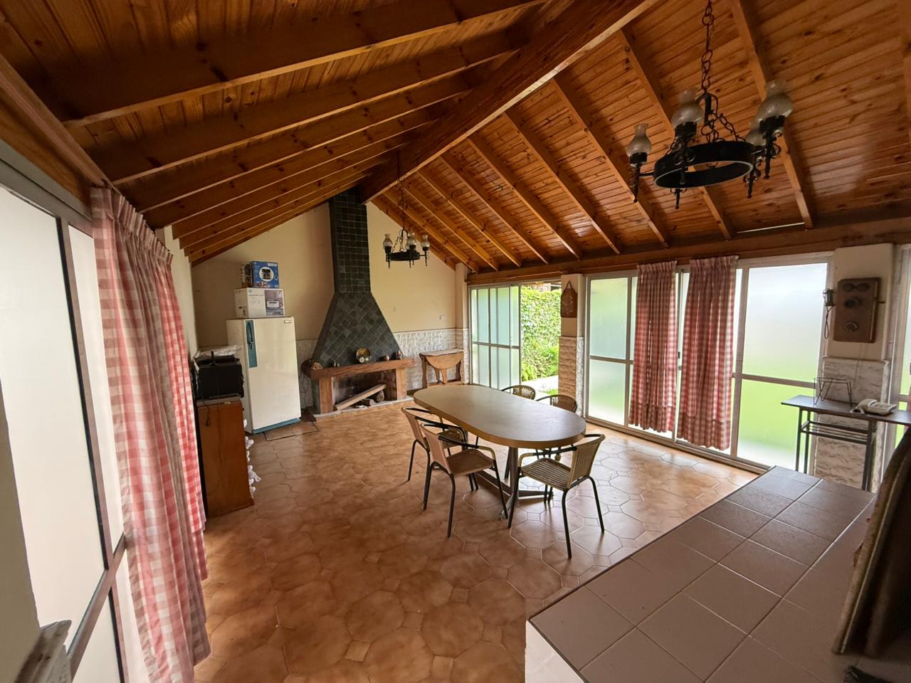 aparopropiedades - Chalet en Quilmes a la venta