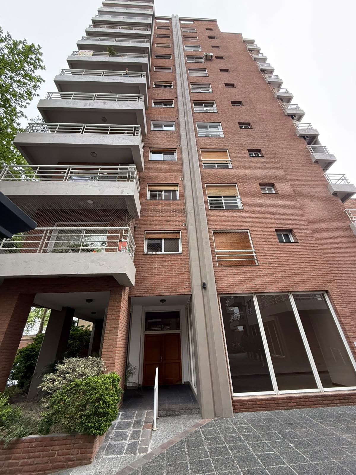 aparopropiedades - Departamento de 3 ambientes con cochera en las Torres de Brown 