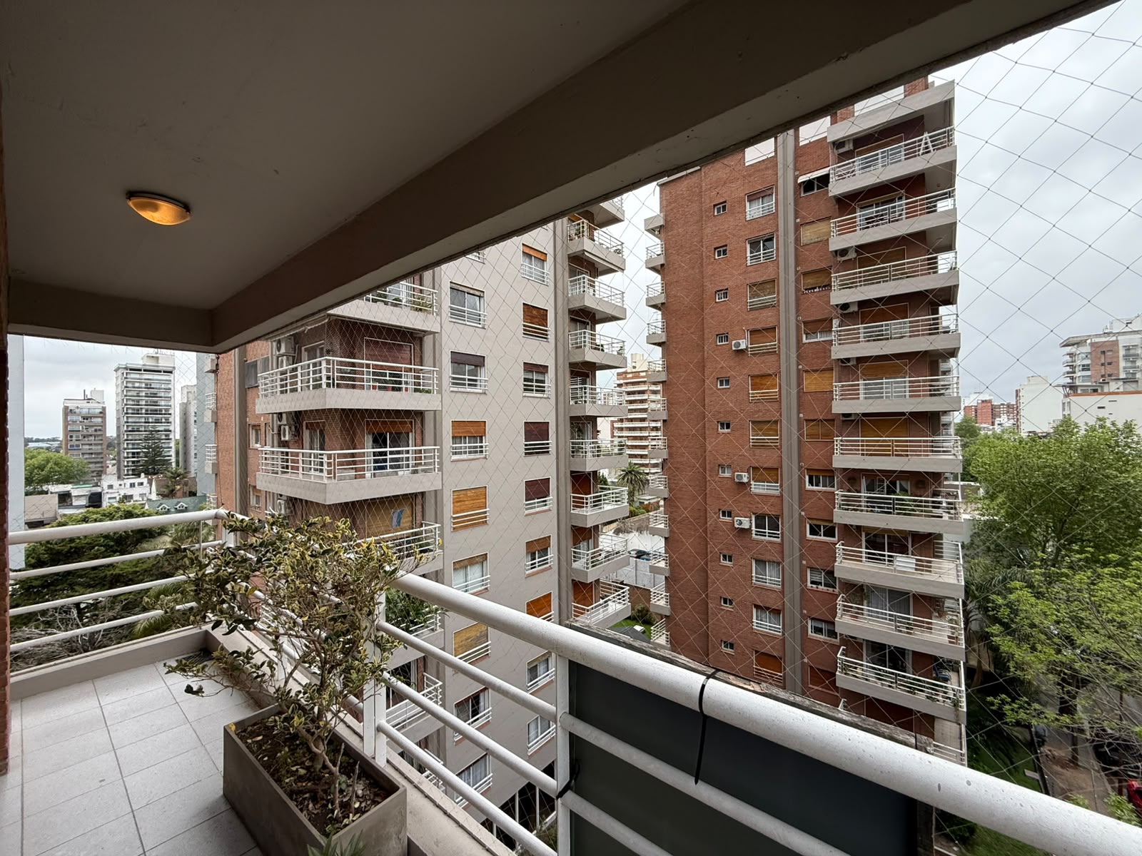aparopropiedades - Departamento de 3 ambientes con cochera en las Torres de Brown 