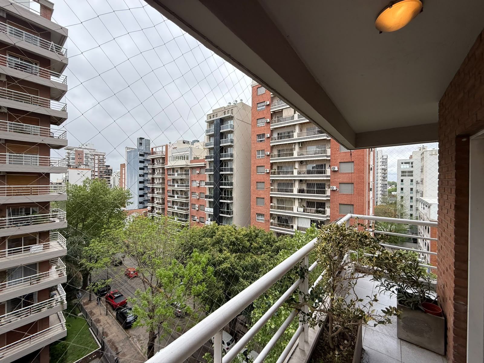 aparopropiedades - Departamento de 3 ambientes con cochera en las Torres de Brown 