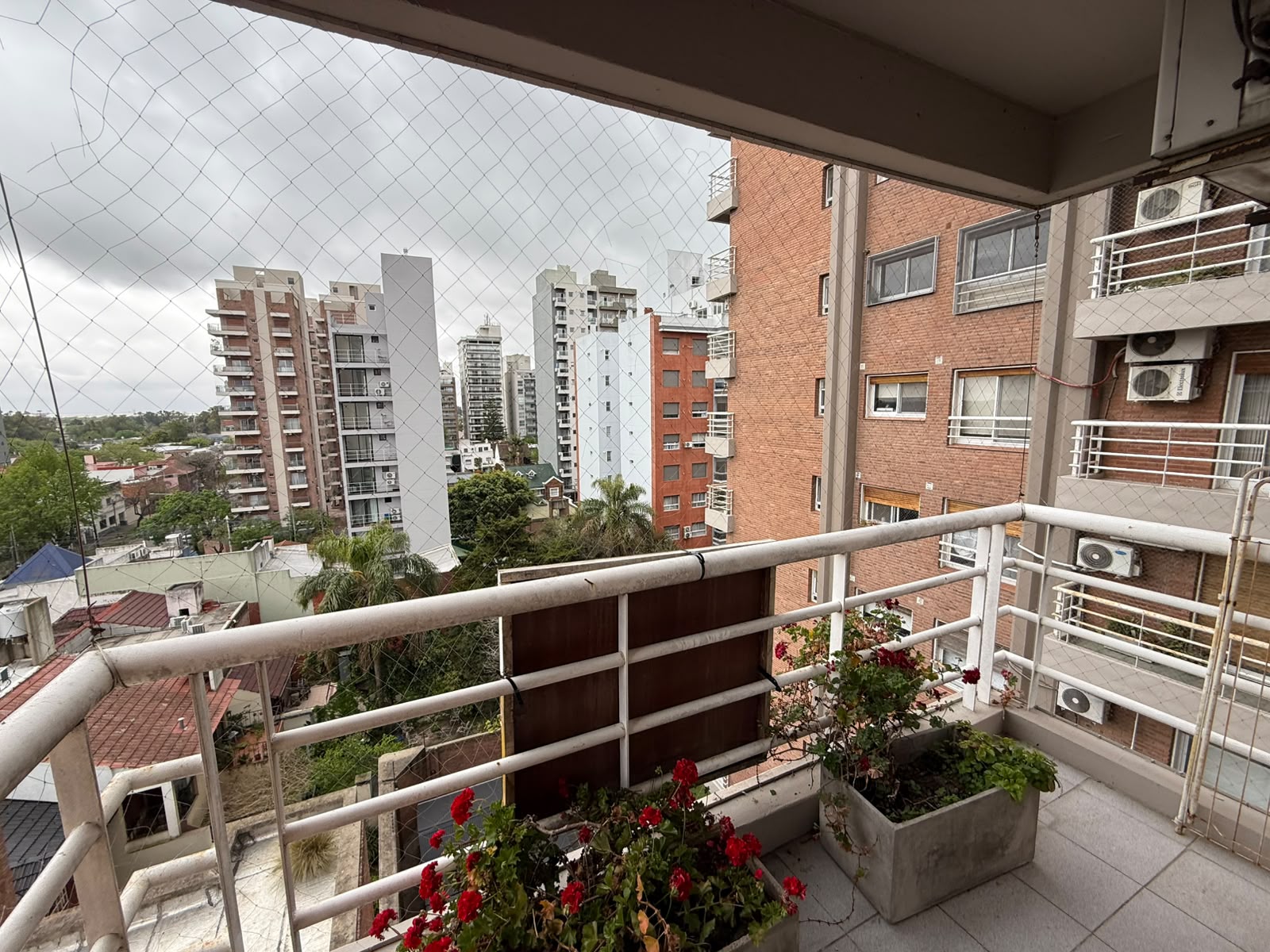 aparopropiedades - Departamento de 3 ambientes con cochera en las Torres de Brown 