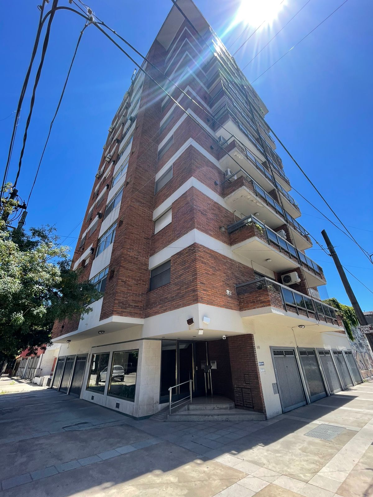 aparopropiedades - Departamento de 4 ambientes con cochera en Quilmes centro