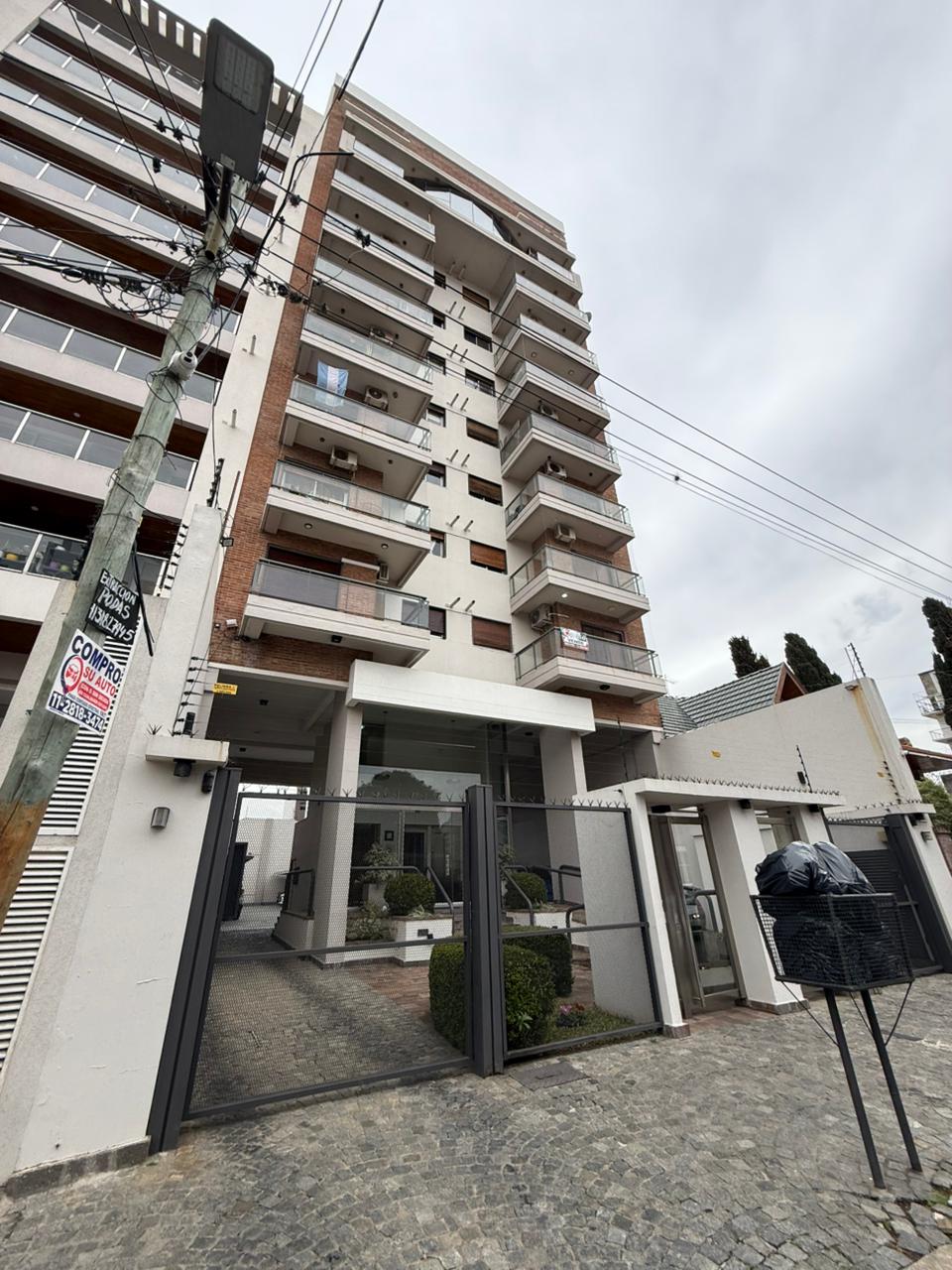 aparopropiedades - Departamento de 3 ambientes con cochera techada en Quilmes centro.