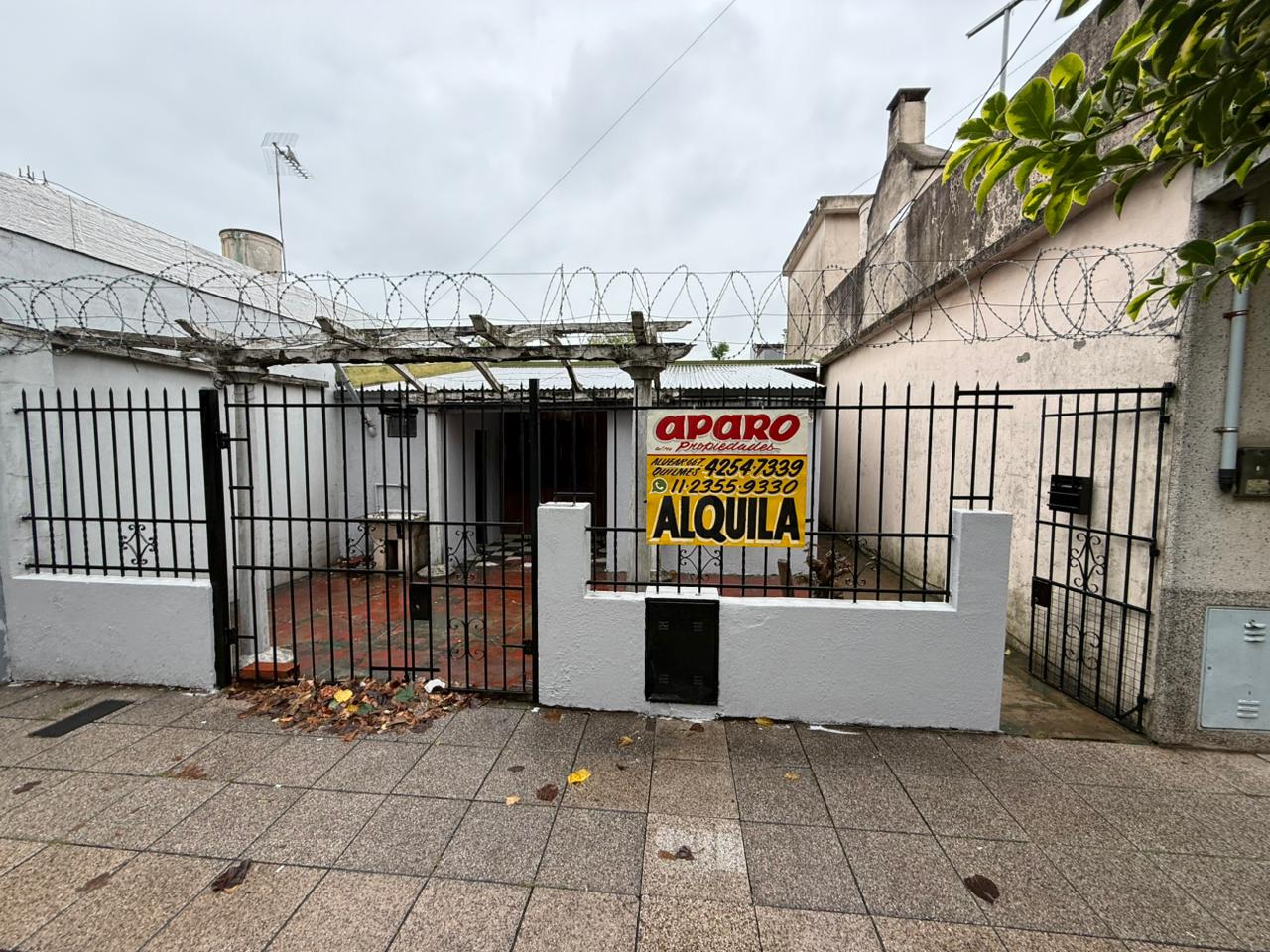 aparopropiedades - Casa en Quilmes oeste en alquiler