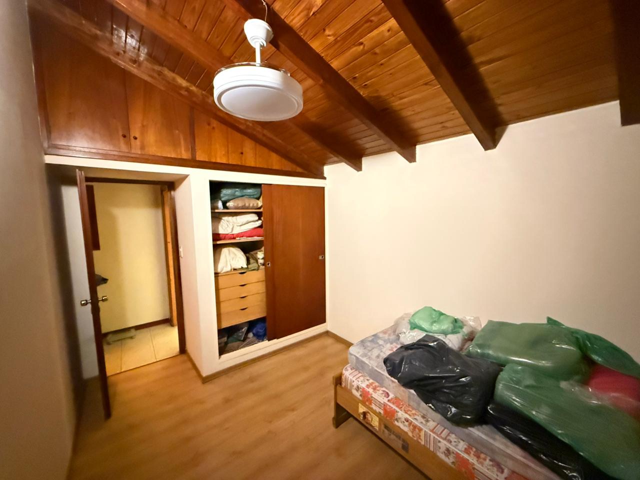 aparopropiedades - Chalet en Quilmes a la venta