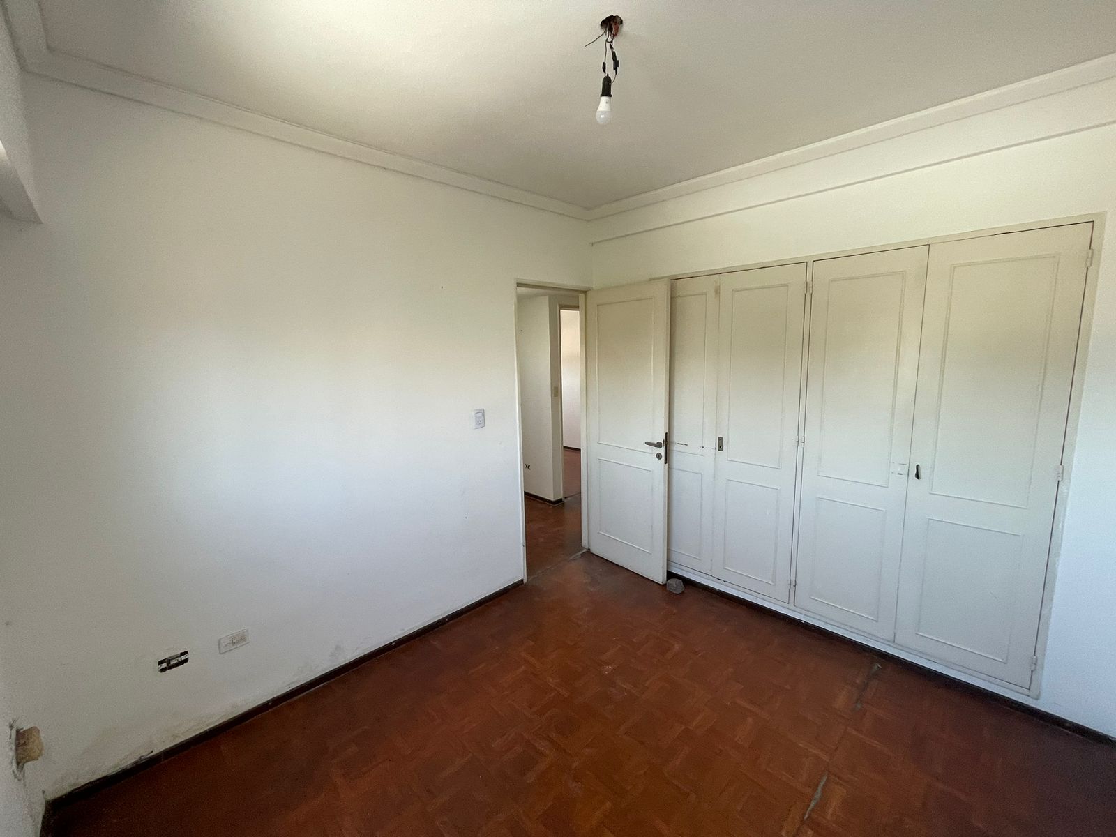 aparopropiedades - Departamento de 4 ambientes con cochera en Quilmes centro