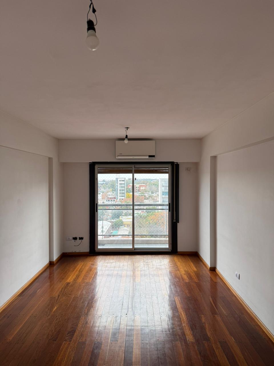 aparopropiedades - Departamento de 3 ambientes con cochera techada en Quilmes centro.
