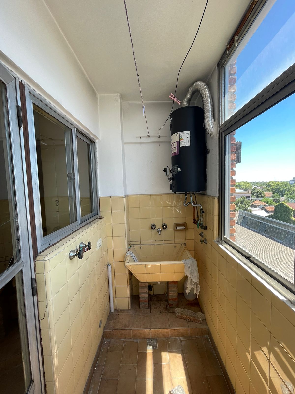 aparopropiedades - Departamento de 4 ambientes con cochera en Quilmes centro