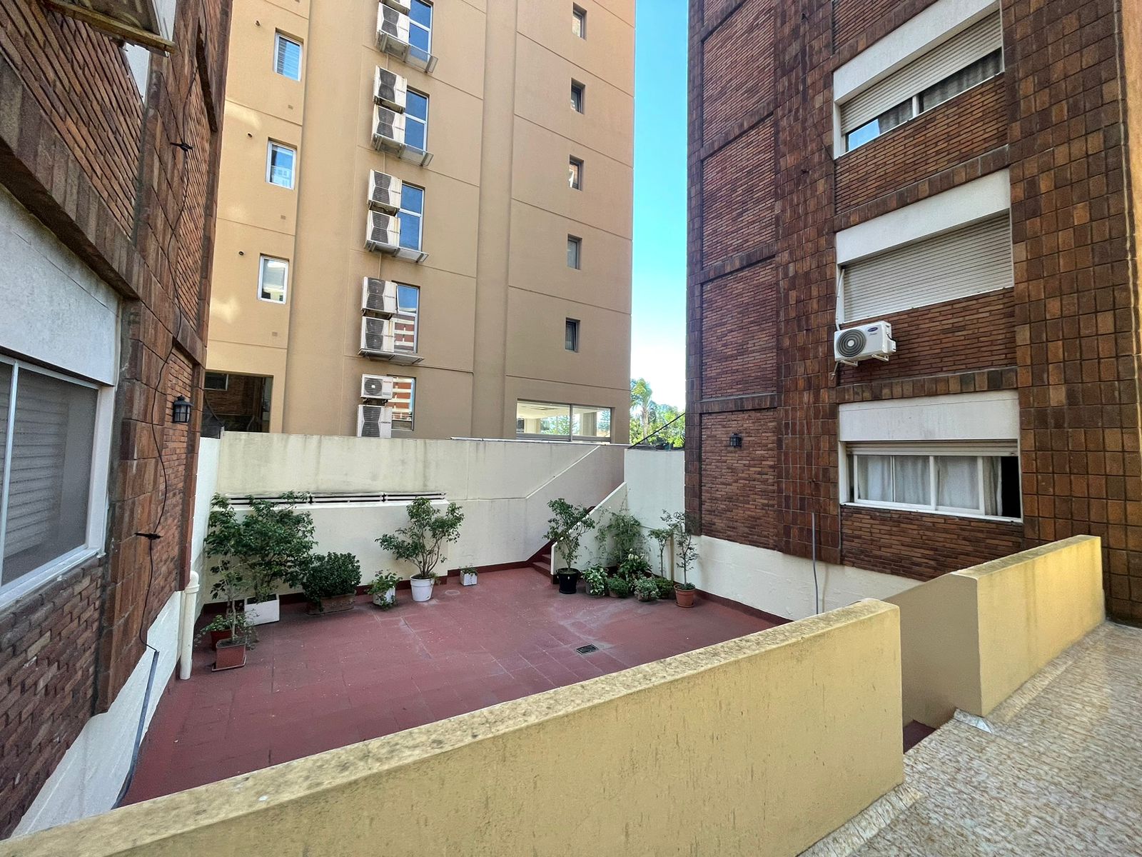 aparopropiedades - Departamento de 3 ambientes con cochera en Quilmes centro