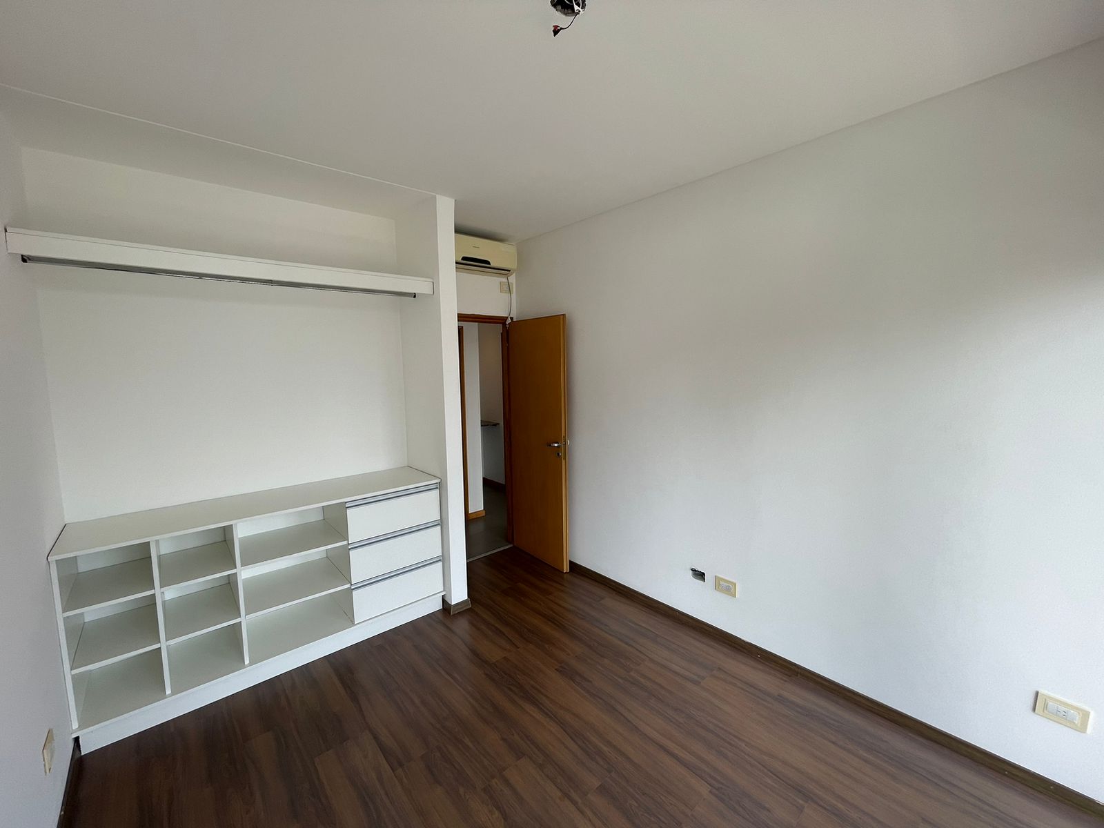 aparopropiedades - Departamento de 3 ambientes con cochera en Bernal Centro