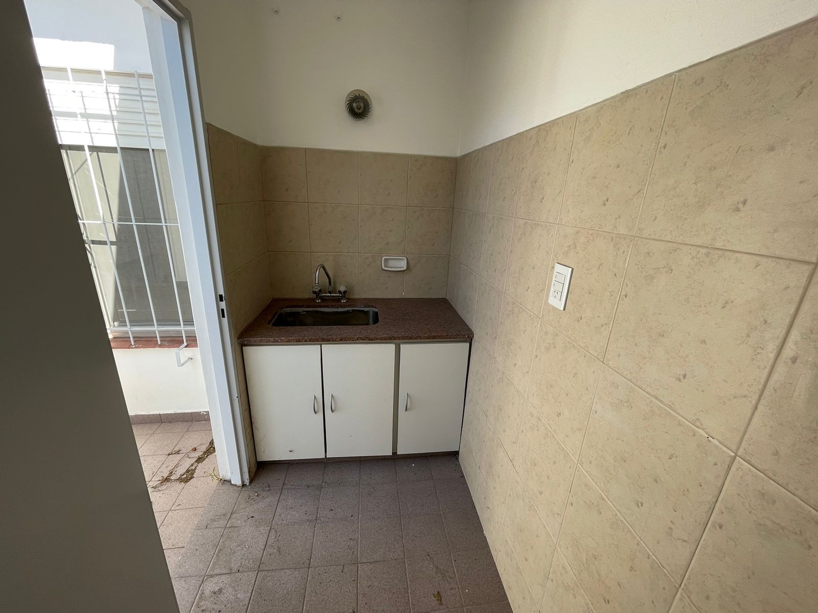 aparopropiedades - Casa en alquiler en Bernal