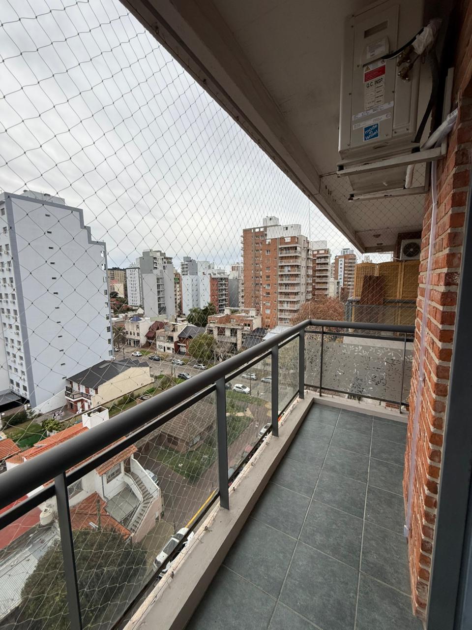 aparopropiedades - Departamento de 3 ambientes con cochera techada en Quilmes centro.