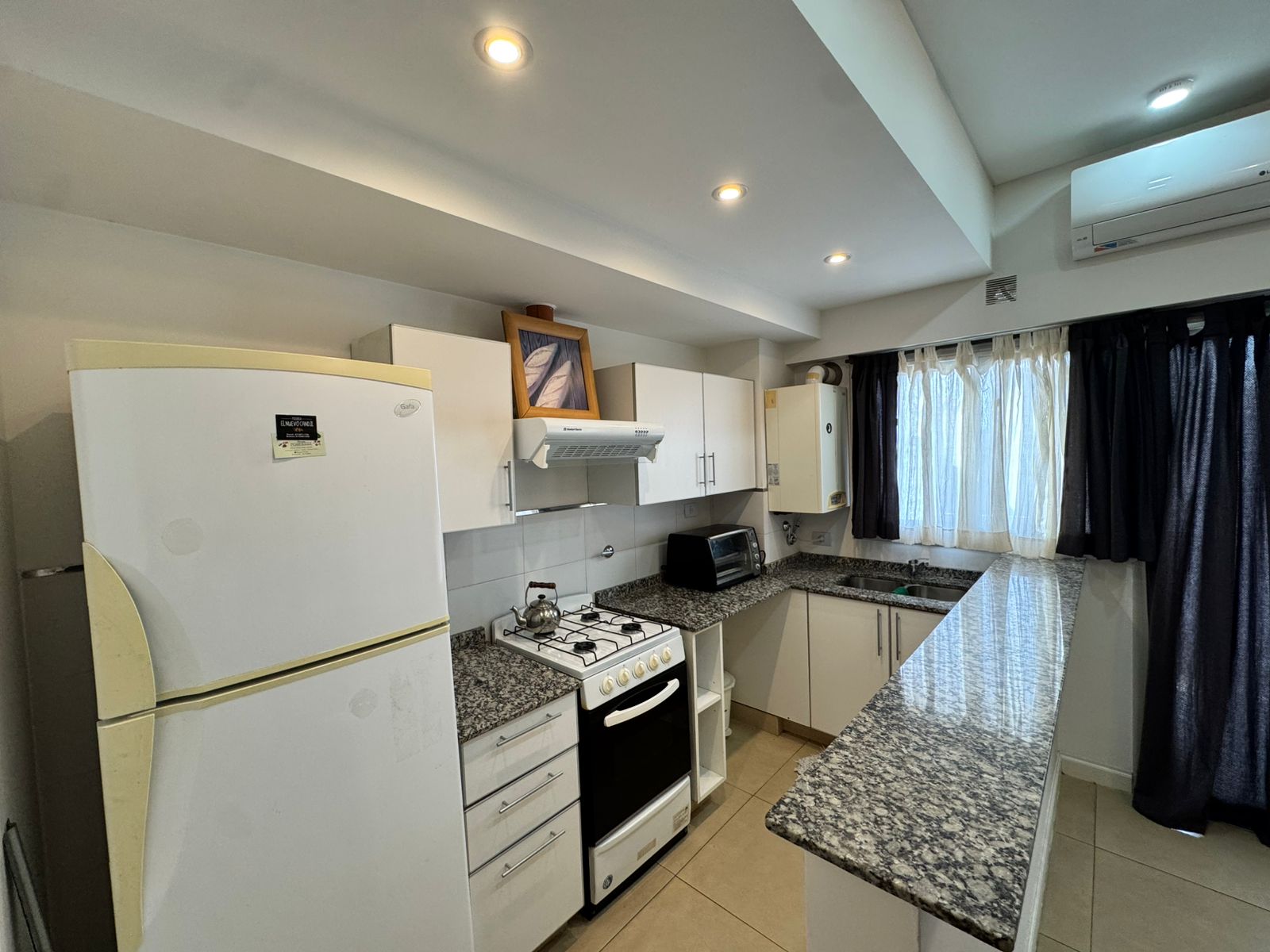 aparopropiedades - Departamento de 2 ambientes con cochera (AMUEBLADO)