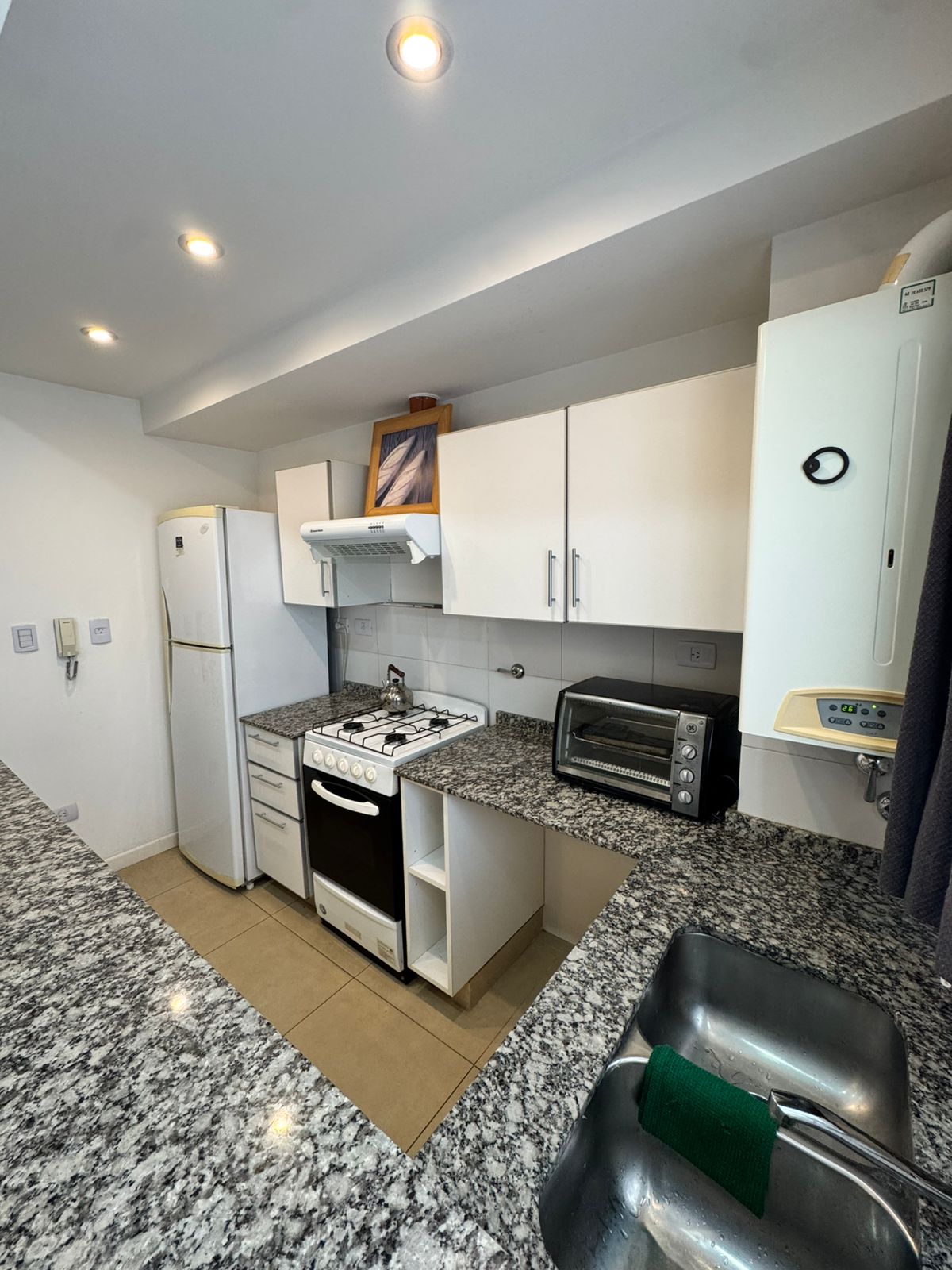 aparopropiedades - Departamento de 2 ambientes con cochera (AMUEBLADO)