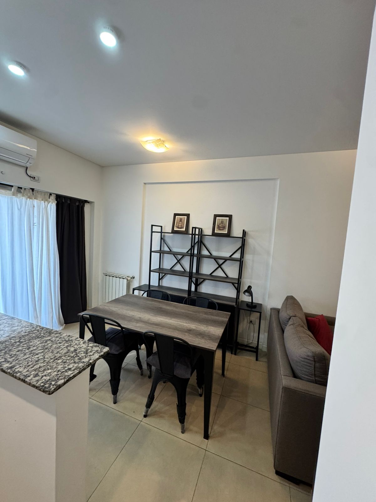 aparopropiedades - Departamento de 2 ambientes con cochera (AMUEBLADO)