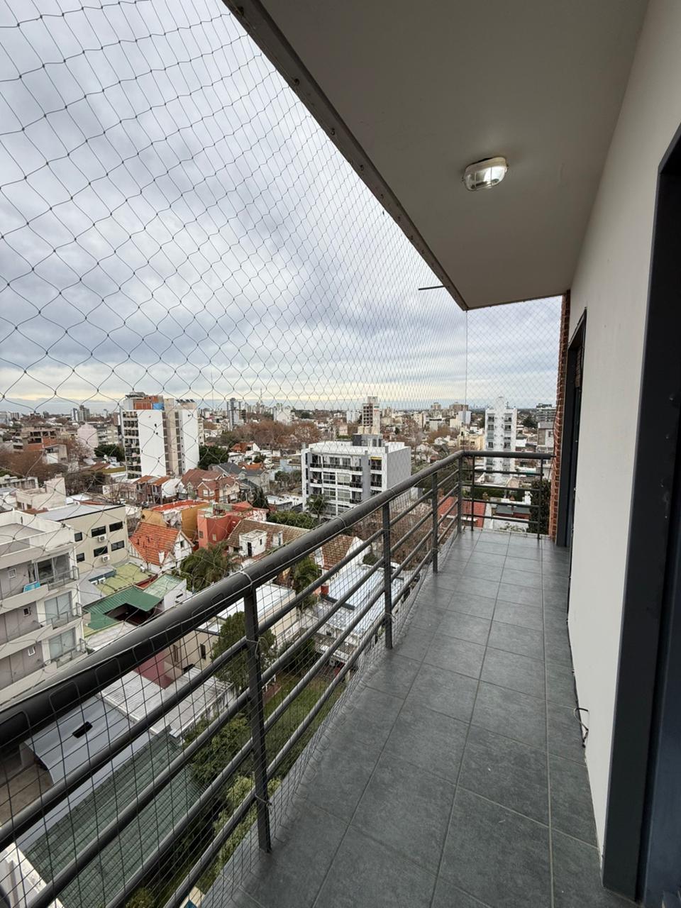 aparopropiedades - Departamento de 3 ambientes con cochera techada en Quilmes centro.