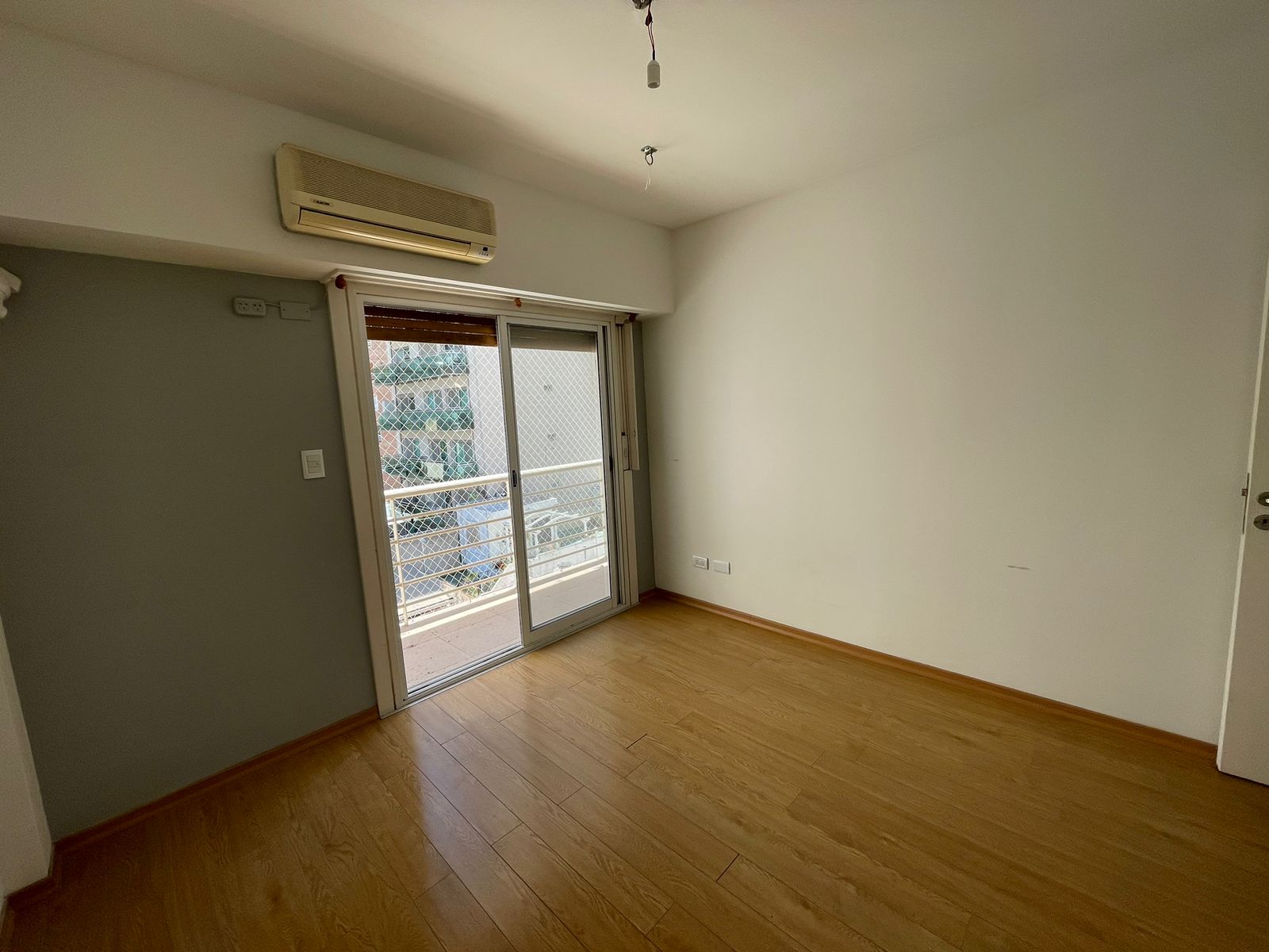 aparopropiedades - Semipiso con cochera en Quilmes centro en Alquiler