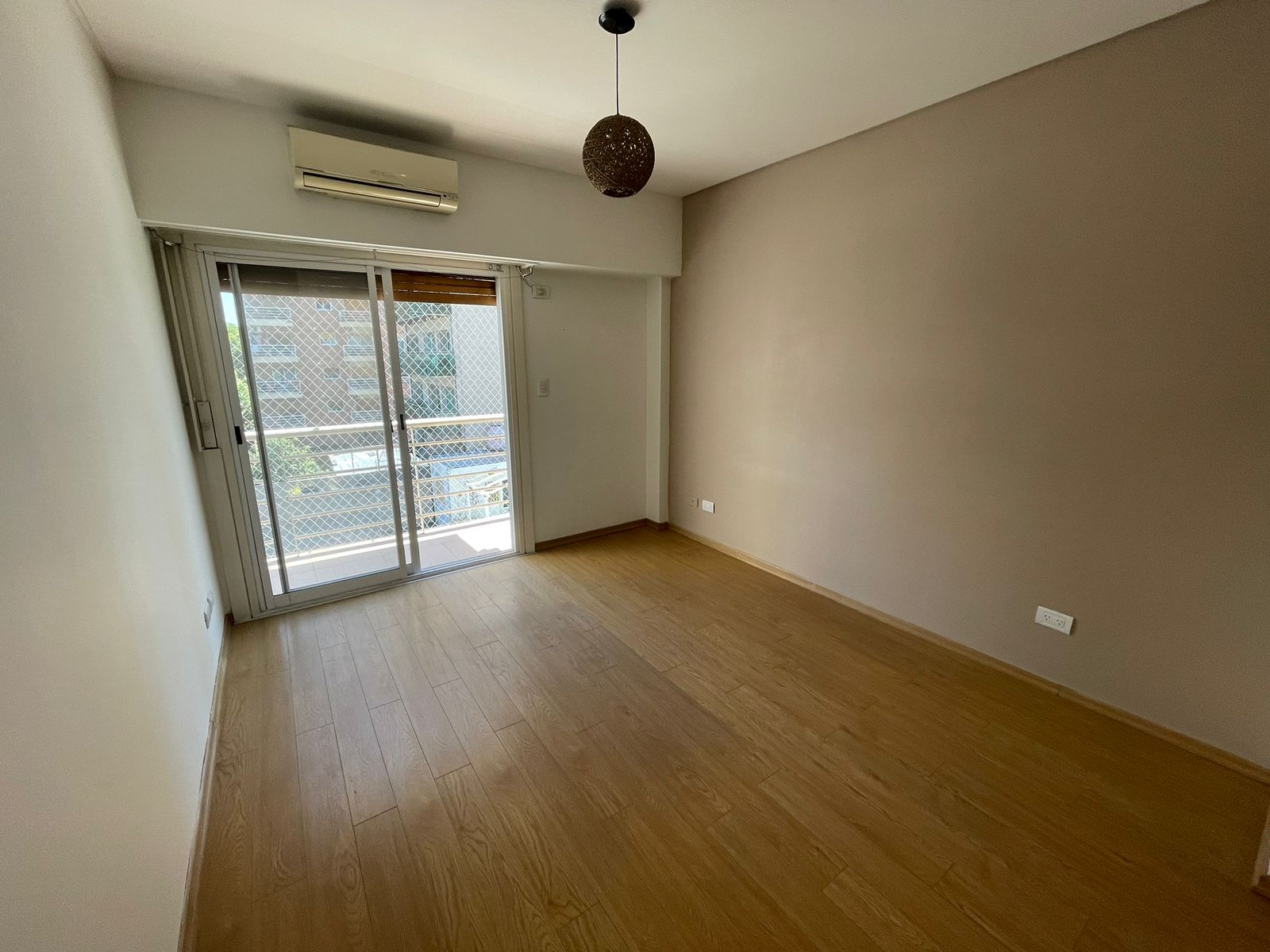 aparopropiedades - Semipiso con cochera en Quilmes centro en Alquiler