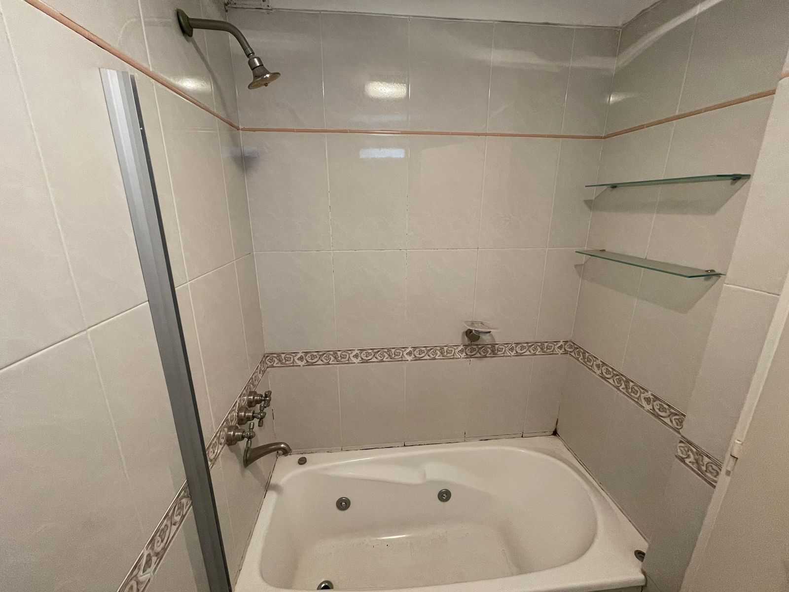 aparopropiedades - Semipiso con cochera en Quilmes centro en Alquiler